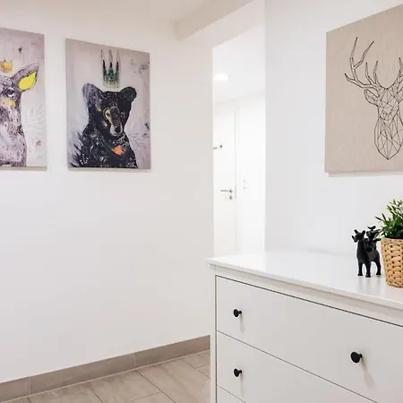 Altona - Three Bedrooms For Up To 10 *