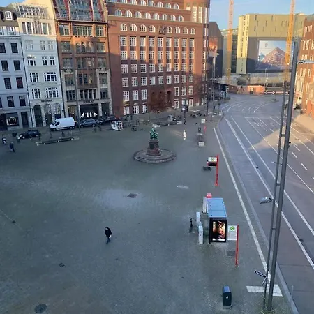 Hamburger Perle Am Gaensemarkt Und Binnenalster
