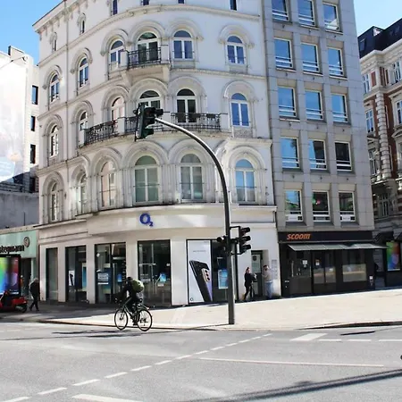 Hamburger Perle Am Gaensemarkt Und Binnenalster *
