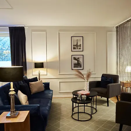Apartment R B Apartment: Airport-adjacent Haven For Families And Professionals *