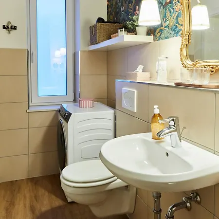 R B Apartment: Airport-adjacent Haven For Families And Professionals Apartment Hamburg