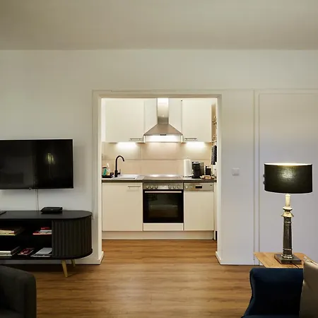 Apartment R B Apartment: Airport-adjacent Haven For Families And Professionals *