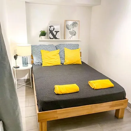 Altona - Three Bedrooms For Up To 10 Apartment