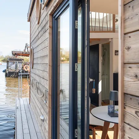 Undine - Wunderschoenes Tiny Hausboot