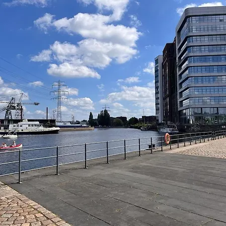 Zentral Gelegenes Premium-apartment Mit Viel Tageslicht Apartment Hamburg