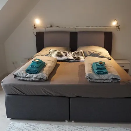 Neubau, Moderne Haushaelfte In *