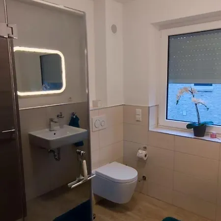 Apartment Neubau, Moderne Haushaelfte In