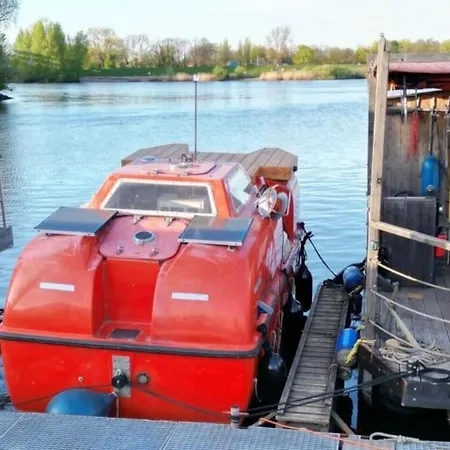 Ausgebautes Freifallrettungsboot Knutschkugel Hamburg