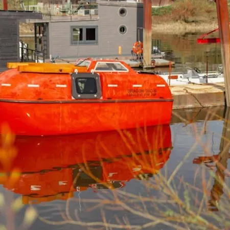 Ausgebautes Freifallrettungsboot Knutschkugel *