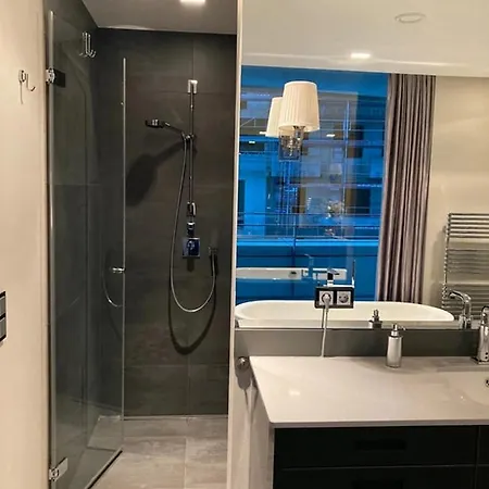 Am Kaiserkai Im Schonsten Teil Der Hafencity Hamburg