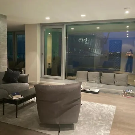 Am Kaiserkai Im Schonsten Teil Der Hafencity * Hamburg
