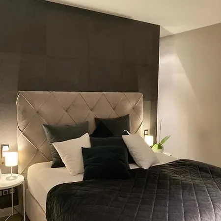 Am Kaiserkai Im Schonsten Teil Der Hafencity