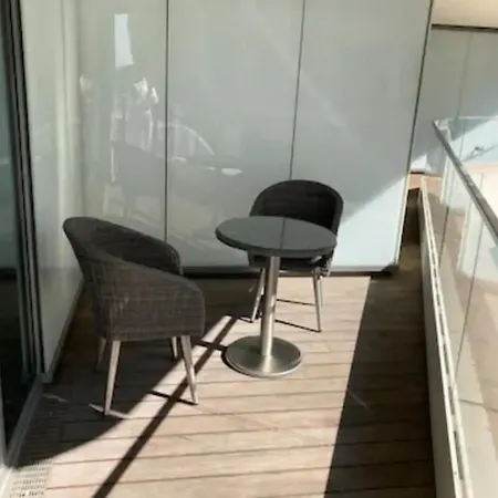Am Kaiserkai Im Schonsten Teil Der Hafencity Hamburg