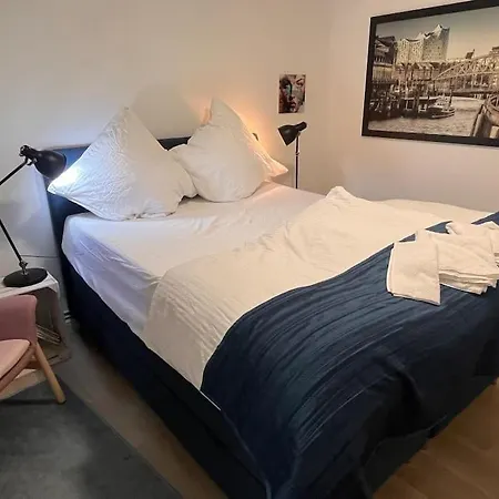 Gemuetliche, Grosse 6-zkb,eg-wohnung Im Herzen Eimsbuettels-2wc&2duschen *