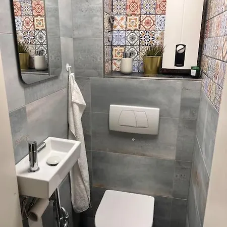Gemuetliche, Grosse 6-zkb,eg-wohnung Im Herzen Eimsbuettels-2wc&2duschen