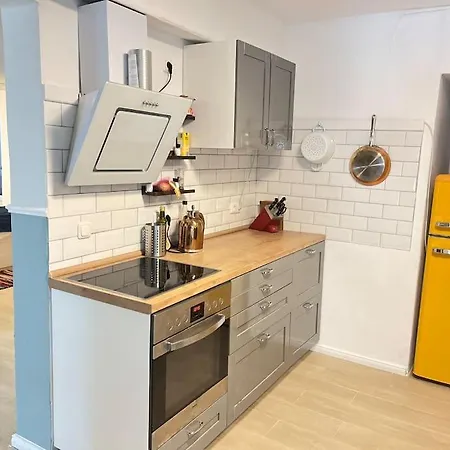 Apartment Gemuetliche, Grosse 6-zkb,eg-wohnung Im Herzen Eimsbuettels-2wc&2duschen *