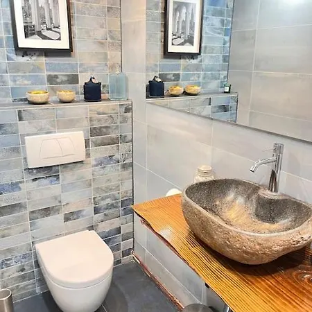 Gemuetliche, Grosse 6-zkb,eg-wohnung Im Herzen Eimsbuettels-2wc&2duschen *
