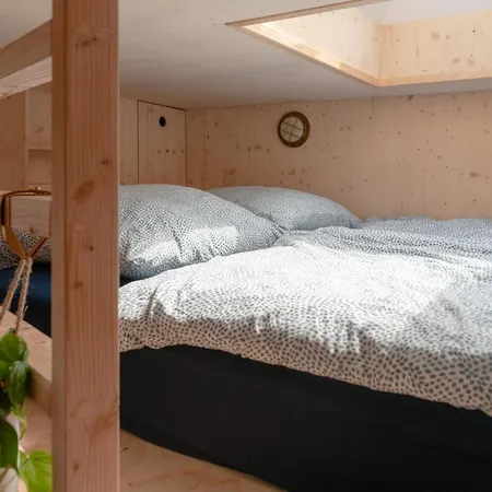 Tiny-hausboot Irene Mit Kamin Und Dachterrassenlounge