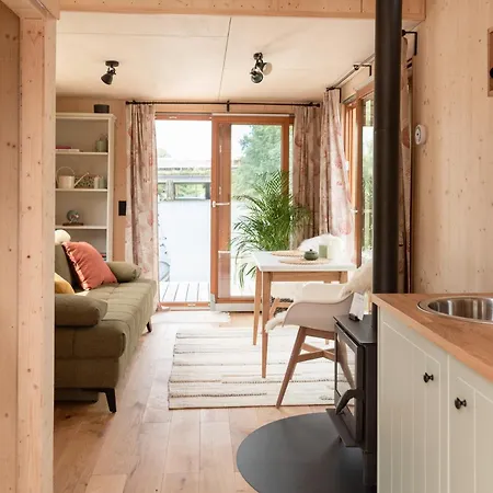 Tiny-hausboot Irene Mit Kamin Und Dachterrassenlounge Botel