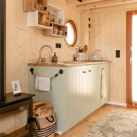 Tiny-hausboot Irene Mit Kamin Und Dachterrassenlounge