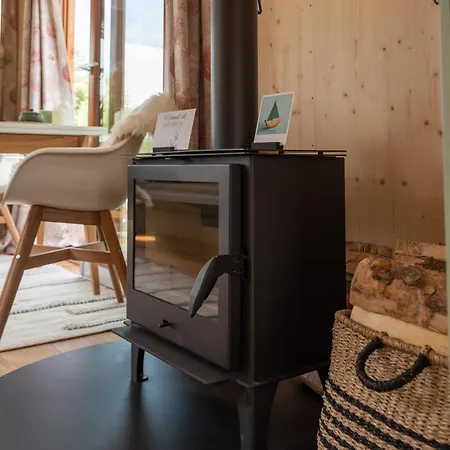 Tiny-hausboot Irene Mit Kamin Und Dachterrassenlounge Botel Hamburg