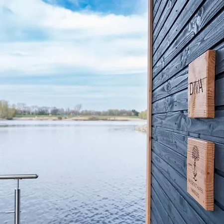 Botel Hausboot Diva Mit Kamin - Winter Auf Der Dove Elbe *