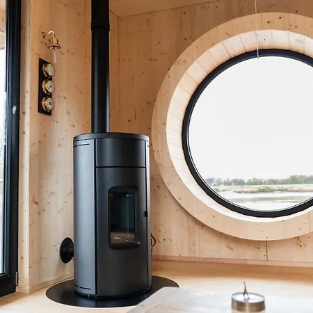 Botel Hausboot Diva Mit Kamin - Winter Auf Der Dove Elbe Hamburg