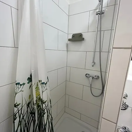 35 Qm Grosses Mit Eigenem Badezimmer In Den Elbvororten Apartment Hamburg