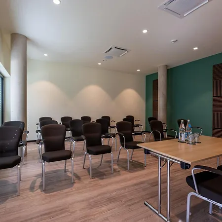 Hotel By Marriott Altona 4*