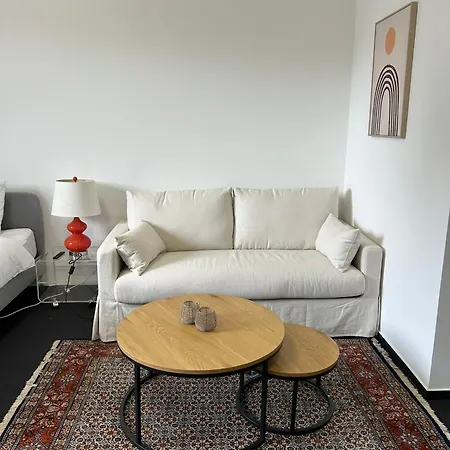 35 Qm Grosses Mit Eigenem Badezimmer In Den Elbvororten Hamburg