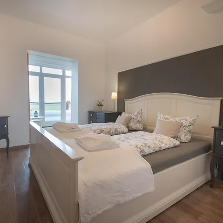 Hotel Nige Hus 4*