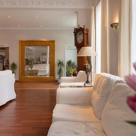 Commodore Hotel 3*