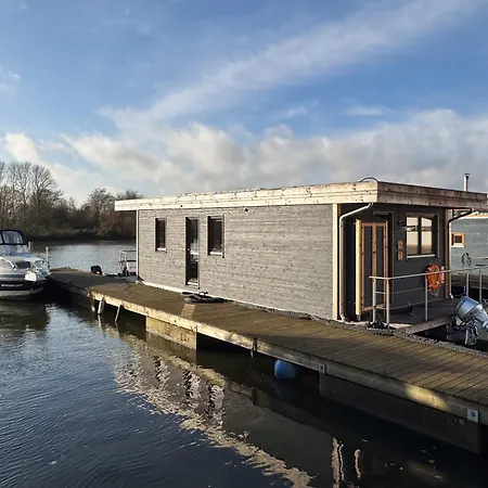 Hausboot Diva Mit Kamin - Winter Auf Der Dove Elbe Botel