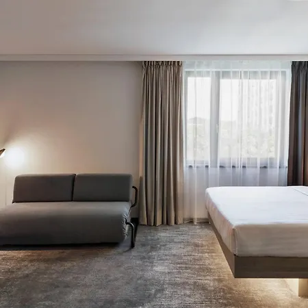 Moxy 3*