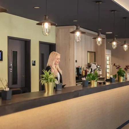 - The Niu, Yen By Ihg Hamburg