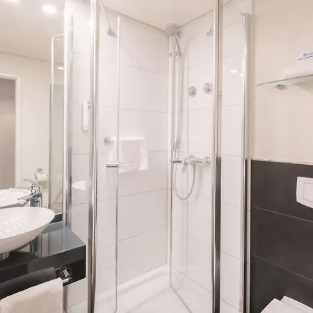 Western International Hotel 3*