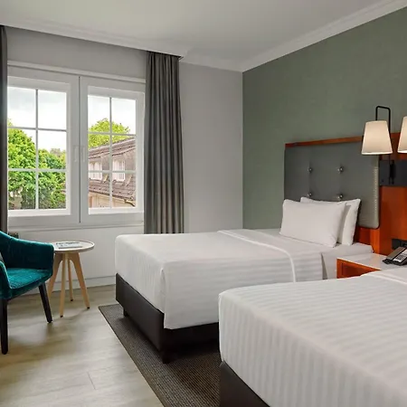 Courtyard By Marriott Airport