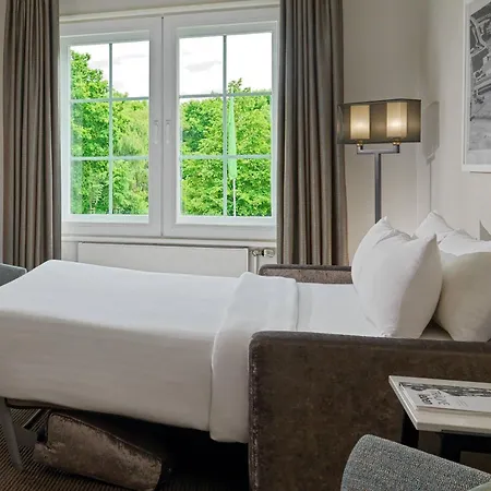 Courtyard By Marriott Airport Otel