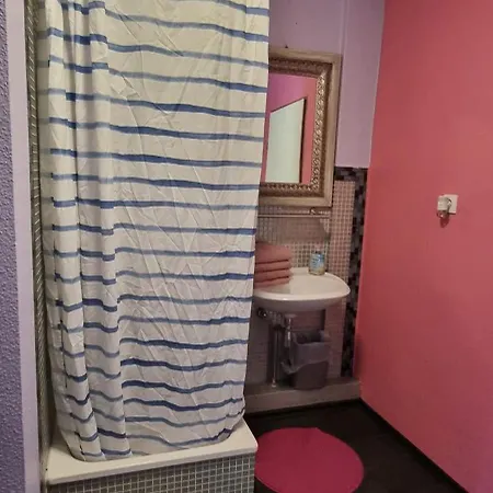 Kiezbude Hostel *