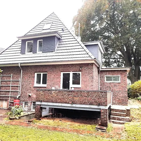 Apartment Private Small W Own Entrance, Spacious Bathroom, On-site Parking