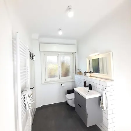 Apartment Private Small W Own Entrance, Spacious Bathroom, On-site Parking *