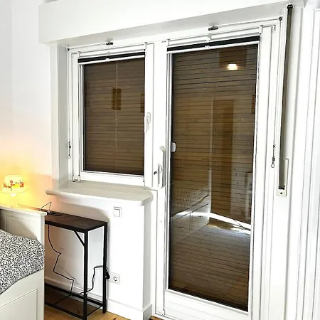 Private Small W Own Entrance, Spacious Bathroom, On-site Parking Apartment Hamburg