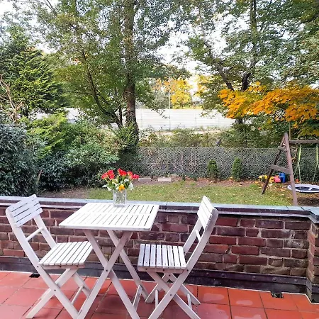 Apartment Private Small W Own Entrance, Spacious Bathroom, On-site Parking *