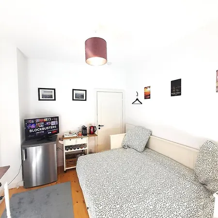 Private Small W Own Entrance, Spacious Bathroom, On-site Parking Apartment *