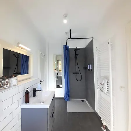 Private Small W Own Entrance, Spacious Bathroom, On-site Parking Apartment