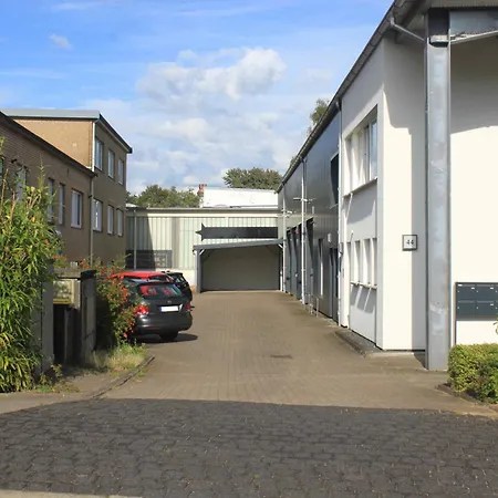 Apartment R B Business Am Flughafen Fuer 1-5 Personen - Ideal Fuer Geschaeftsreisende Und Familien - Kueche - Waschtrockner - Smart Tv *