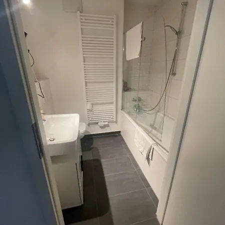 Modernes Neubau Mit Balkon Ruhig Und Flughafennah Hamburg