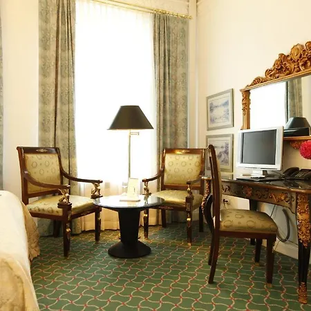 Boulevard Hotel