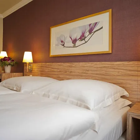 Western Raphael Altona 3*