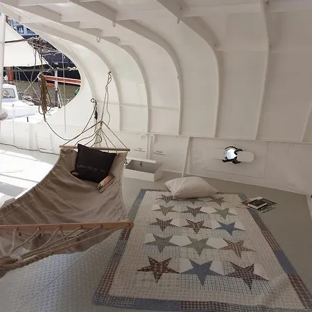 Horus Hausboot Apartment *